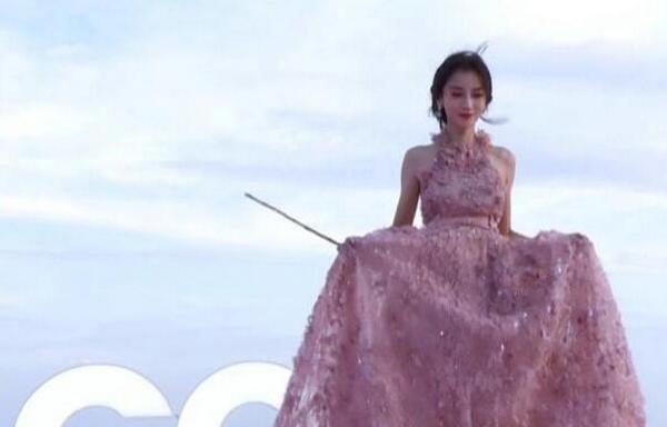 群星亮相GQ盛典红毯：热巴baby美似仙女，何穗刘雯气场超绝