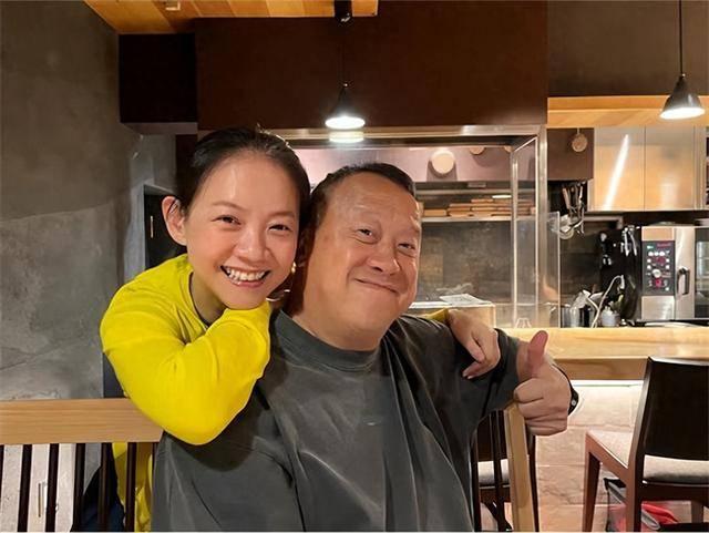 曾志伟春节到加拿大探亲，陪次女曾咏仪全家过年!外孙女已经24岁