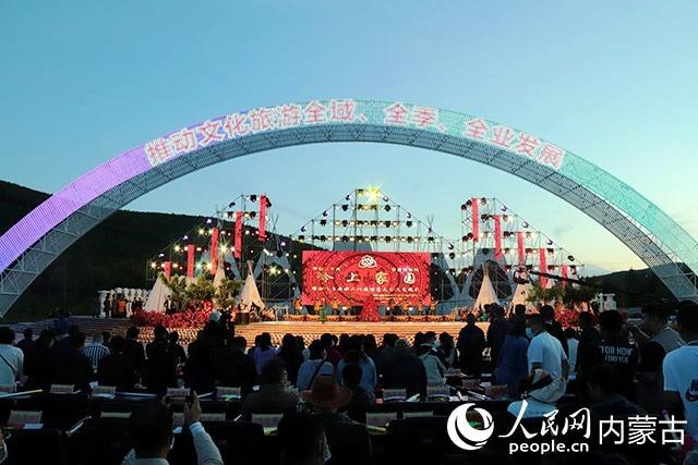 篝火旁歌唱民族团结新故事