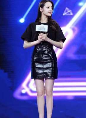 迪丽热巴多高多重(94斤热巴与90斤关晓彤，同穿黑皮裙，网友：谁腰细一目了然)