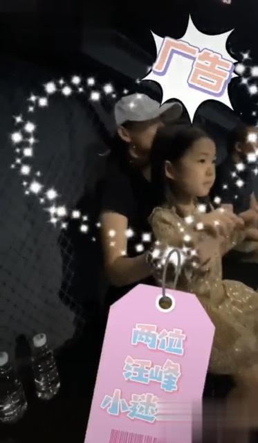 鲍家街43号20年后再聚首，章子怡抱女儿看汪峰彩排，大钻戒抢眼