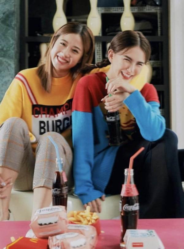 昆凌晒与好姐妹合影咧嘴大笑 眼睛笑成“月牙眼”