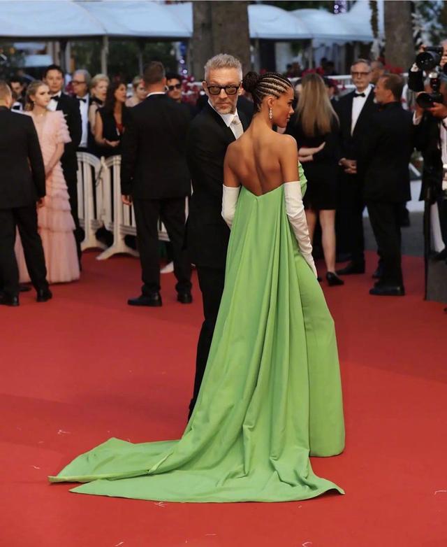 “球花”莫妮卡55岁前夫携娇妻闪耀戛纳！25岁爱妻穿绿裙，太惊艳