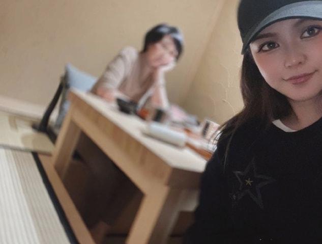 周扬青罕晒儿时与爸妈合影，直面整容争议：从小到大长得毫无关联