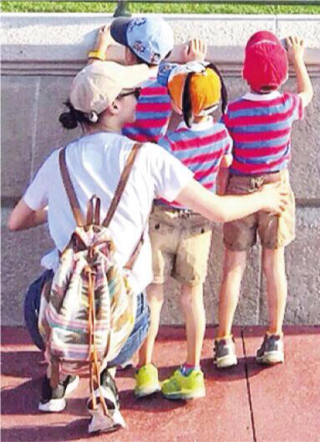 梁洛施罕见和妈妈同框,梁妈妈状态年轻,颜值气质不输女儿