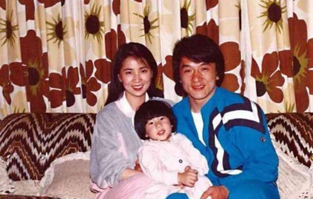 成龙的一双儿女：一个自甘堕落一个放飞自我，终是年少风流惹的祸