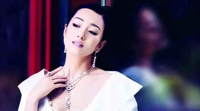 三位拍过色情片”而红的女明星，巩俐心甘情愿，她却假戏真做