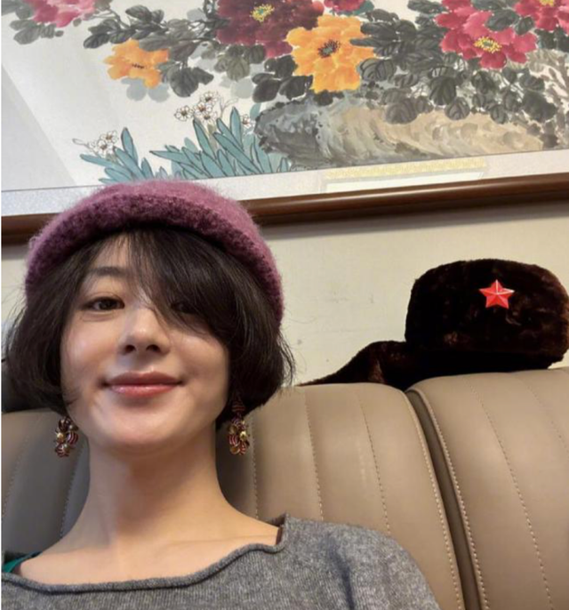 37岁赵丽颖回农村，素颜戴奶奶帽子，怼脸拍皮肤超好，面相变了