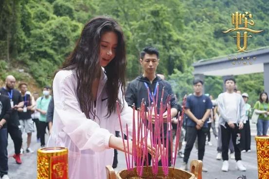 ​《蛇之女》今日在乐业大石围开机 原始巨兽来袭揭秘生命禁区