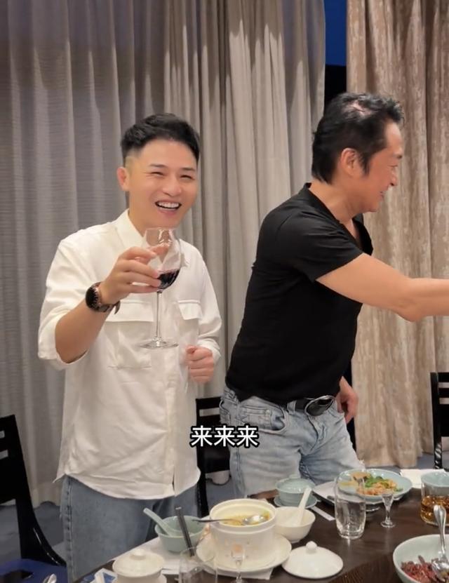 60岁马景涛来内地捞金，弯腰感谢网红显谦卑，美女相伴喝到脸通红