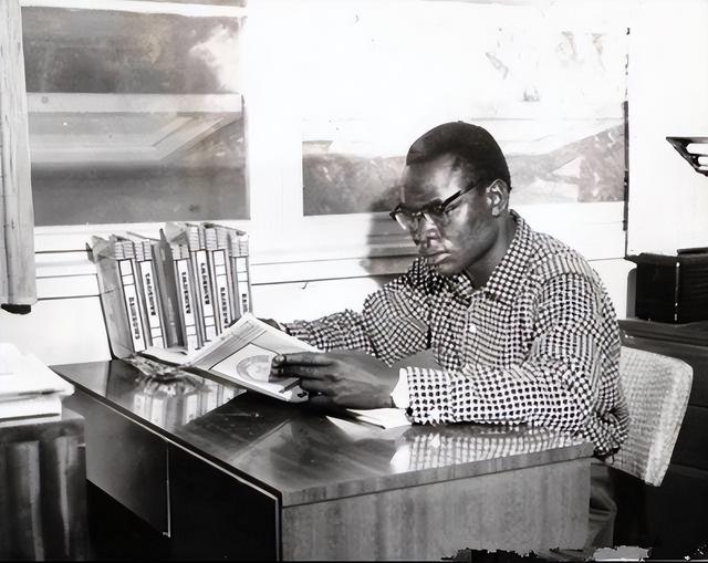 1973年，12岁的奥巴马第一次见到父亲拍合影，老奥巴马也是个人物