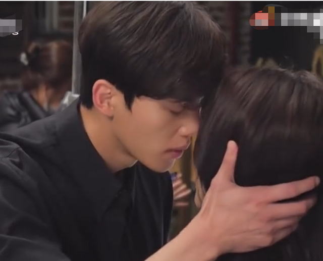 宋江韩素希吻戏花絮太甜，忘情投入毫不冷场，亲太多遍被指嘴肿了