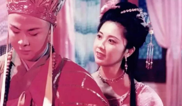 朱琳：嫁给圈外丈夫，结婚43年无儿无女，72岁风采依旧