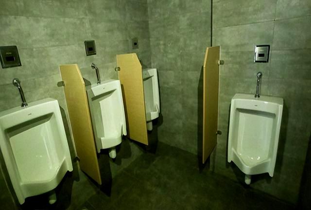 为什么女厕所总是排长队，她们上厕所时在干嘛？不只是生理原因