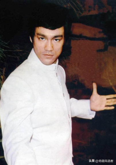 成龙与众多女星的情感秘事，有人为他放弃事业，有人对他不屑一顾