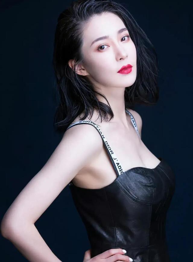 “晶女郎”胡然才是大号水蜜桃，泳装照走光身材劲爆，这谁顶得住