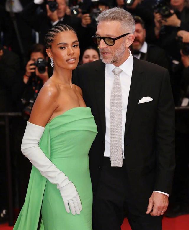 “球花”莫妮卡55岁前夫携娇妻闪耀戛纳！25岁爱妻穿绿裙，太惊艳