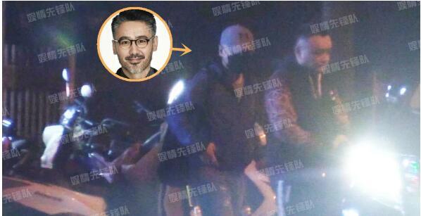 吴秀波夜间出行，衣着寒酸，网友：一手烂牌打回解放前