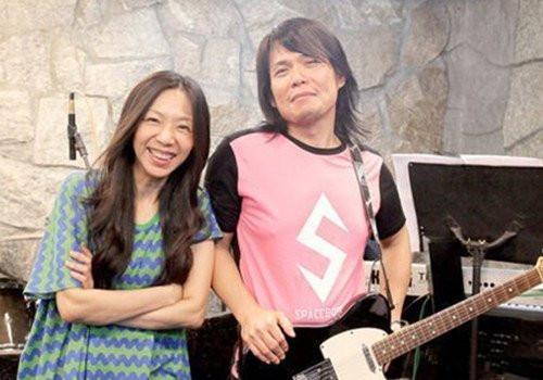 48岁伍佰和妻子陈文佩照片，老婆是经纪人，相恋12年日本结婚