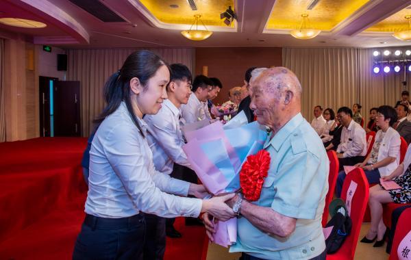 在96岁的曹鹏的指挥下，他们大声合唱《没有共产党就没有新中国》