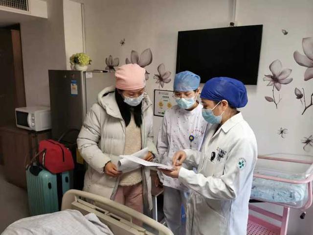 河滨之城解封后出生的第一个宝宝“小彩虹”，今天出院啦