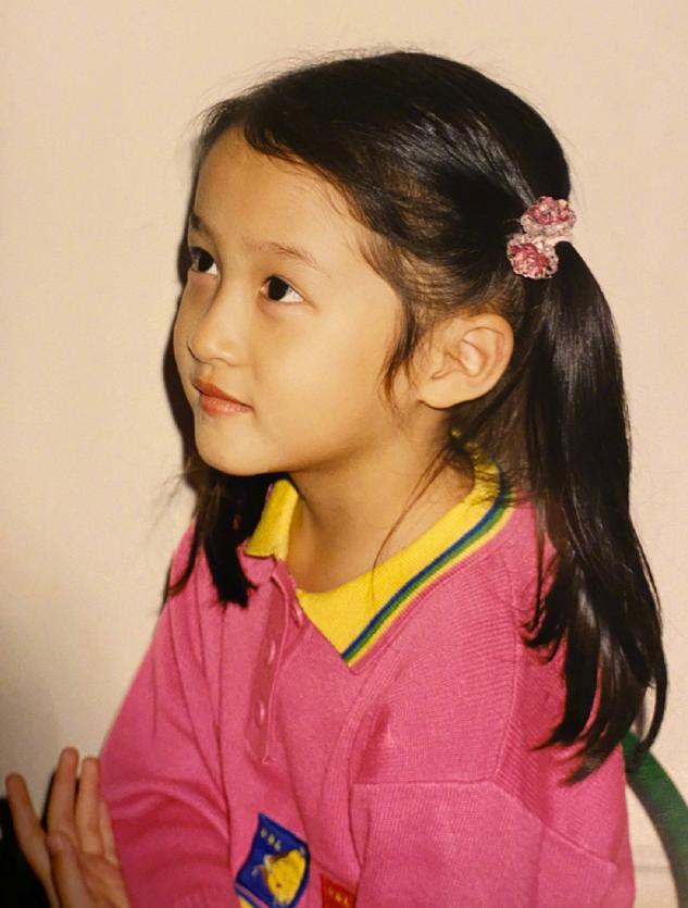 关晓彤晒童年照，和小时候绑同款双马尾，“国民闺女”从小美到大