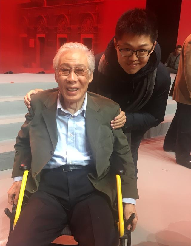 头发花白，衣服全是洞，88岁烟不离手的焦晃，早已走上另一条大道