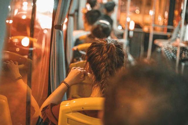 公公照看儿媳不避嫌，故意盯着儿媳哺乳谁不是掀起衣服喂奶？