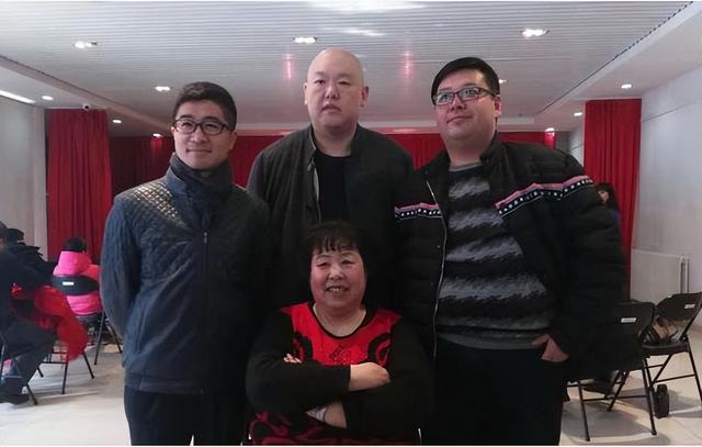 德云系自媒体连线相声前辈，为何频频被打脸，饭圈不懂相声