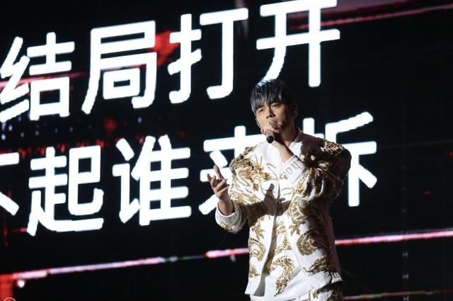 今晚，周董太闪耀！一首《简单爱》响起，情侣原地接吻！杭州人的情怀太值钱