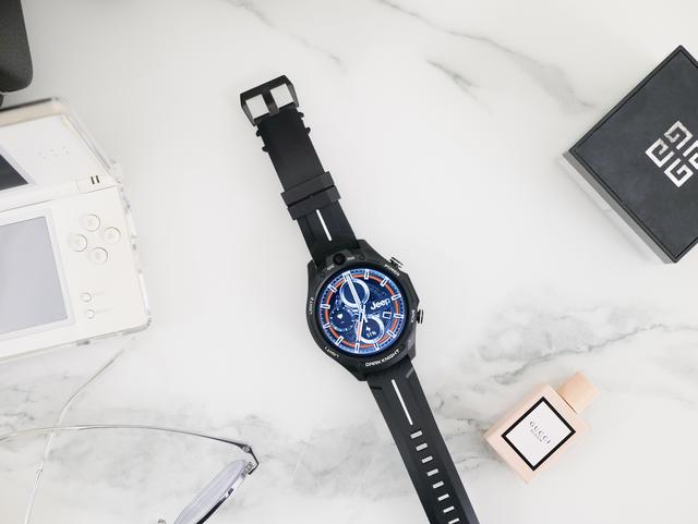 双摄像头可拍照，64GB+触摸屏的手表你见过吗？Jeep黑骑士评测