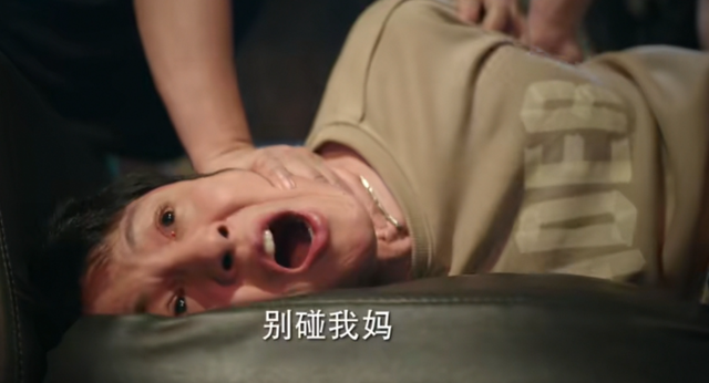 山东于欢案:生母被轮番羞辱,儿子怒捅4人后,千万国人为他求情