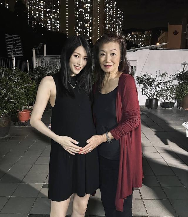 知名港星连诗雅为母亲庆祝生日！寿星驻颜有术，三代同堂太温馨