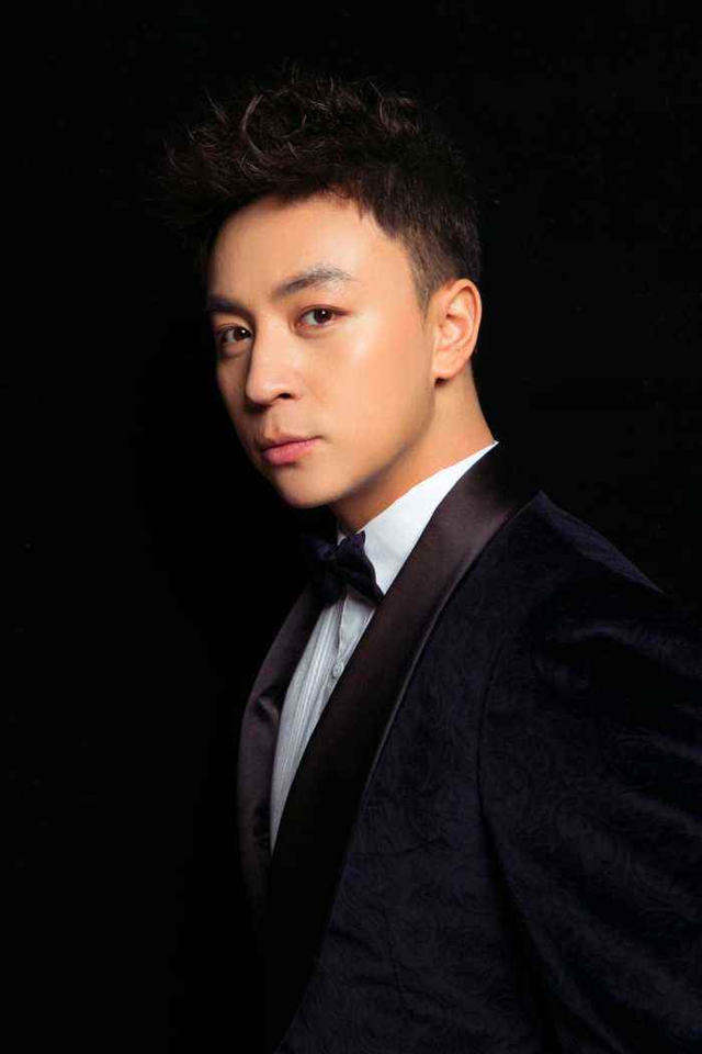 释小龙一家三口罕同框！娇妻秀身材凹凸有致，女儿左摇右摆学走路