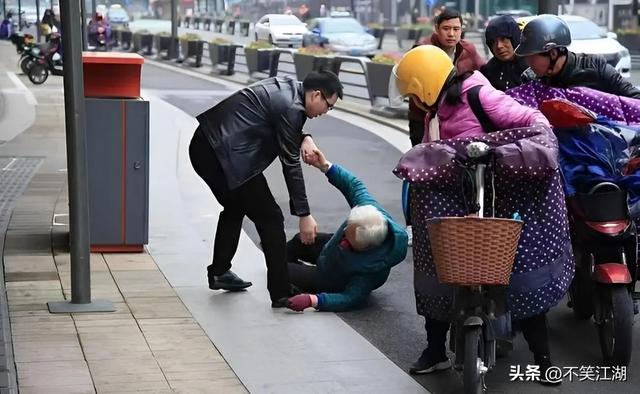 老人倒地没人管,“干嘛要扶”再惹争议,法官王浩被扒现状如何