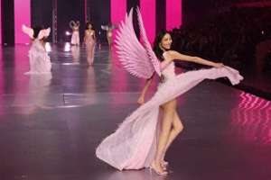 国模刘雯(维秘大秀五年后回归36岁刘雯第8次登台，东方气质美出高级感)