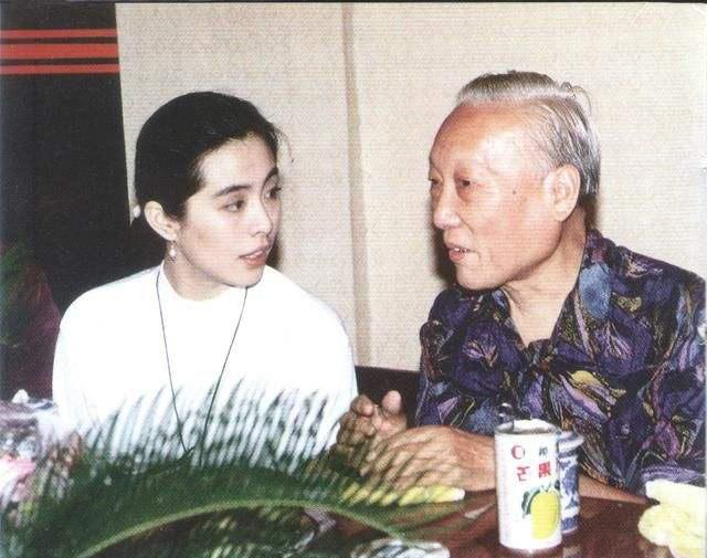 此人是军统站长，戴笠的学生，孙女被称为全国男性的梦中情人