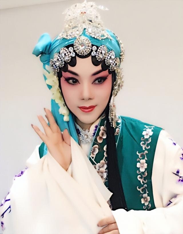 京剧名家熊明霞:3副护腿让妈妈泪目,她的姐弟婚姻幸福吗?