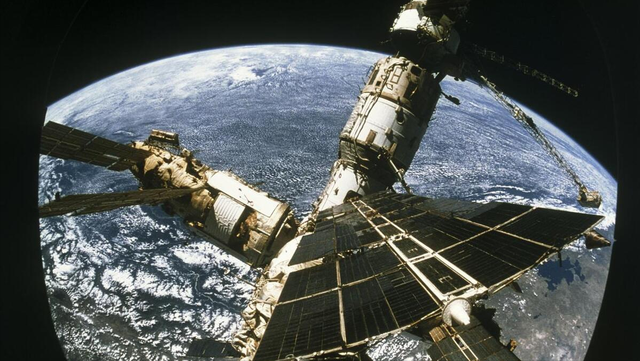 洛杉矶上空异象：是太空展翅还是坠落轨道？神舟15号的神秘命运！