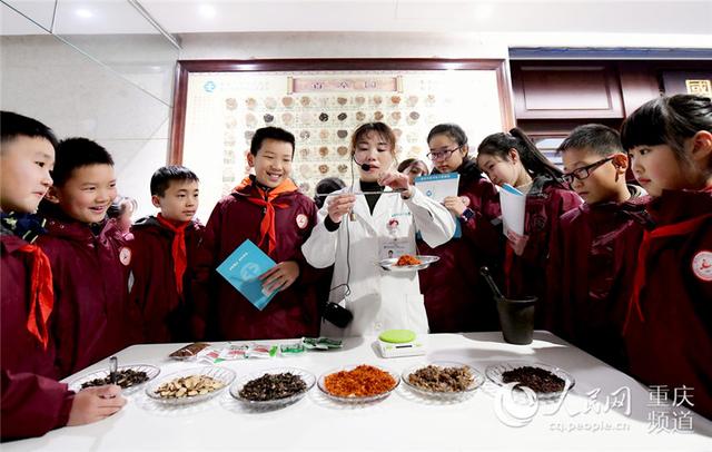 重庆：百名“小华佗”学中医庆佳节