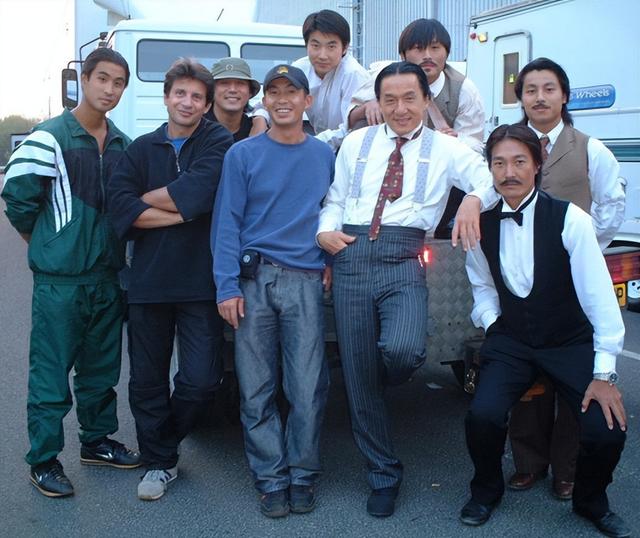 破防了！成龙近照断崖式衰老，头发花白老态龙钟，网友：接受不了