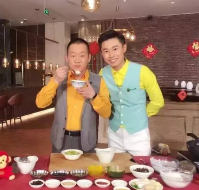 1034W粉的周小闹，一人分饰多角，17年主持不火，一朝整活爆红