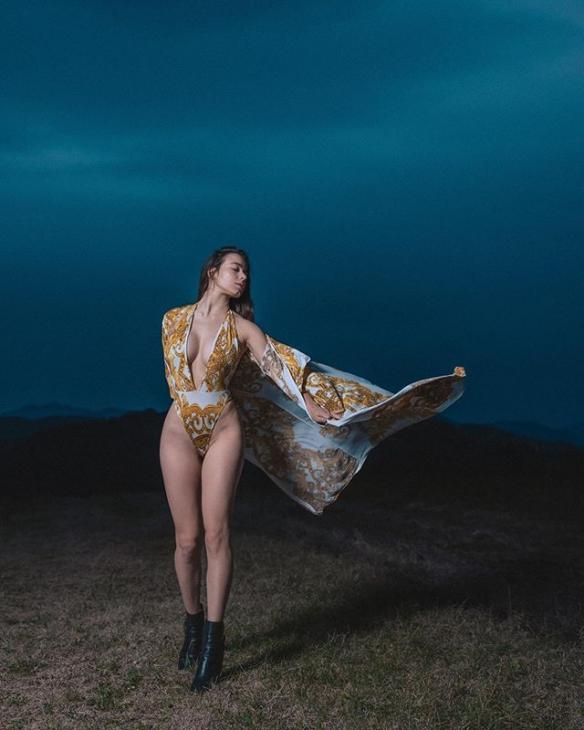 蜜瓜美臀+“胸”猛欧派!意大利辣妹Eleonora性感私照