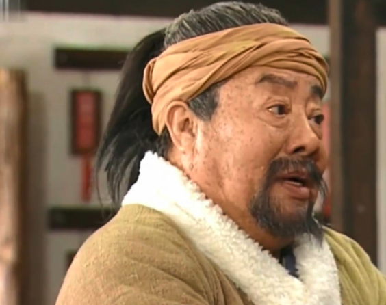 82岁“如来”近况曝光，满头白发身形圆润，精神抖擞烟不离手