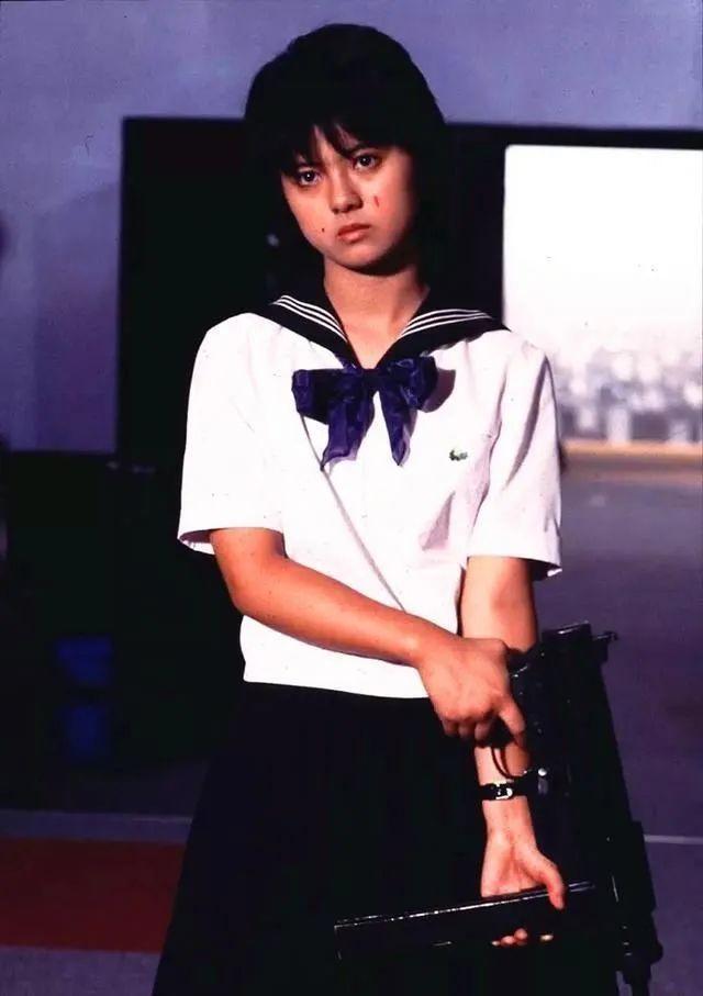 想回到昭和时代，除了穿搭，你还需要一个合适的发型