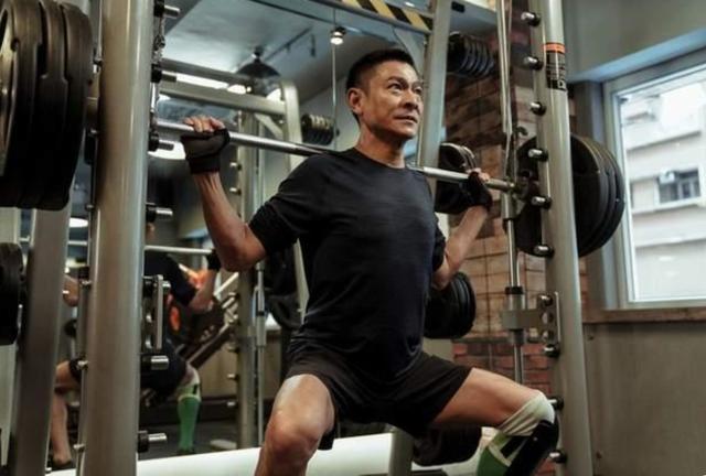 出道40年，已经60岁的刘德华，怎么还像一个小伙子？不老秘笈主要是这7点