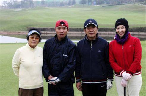 73岁老戏骨仍拍戏，二婚娶小37岁娇妻，全家福曝光儿子比老婆老