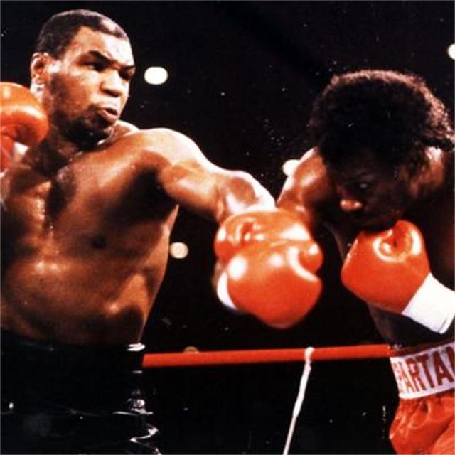 1988年，拳王泰森带着第一任妻子吉文斯走在街上，...