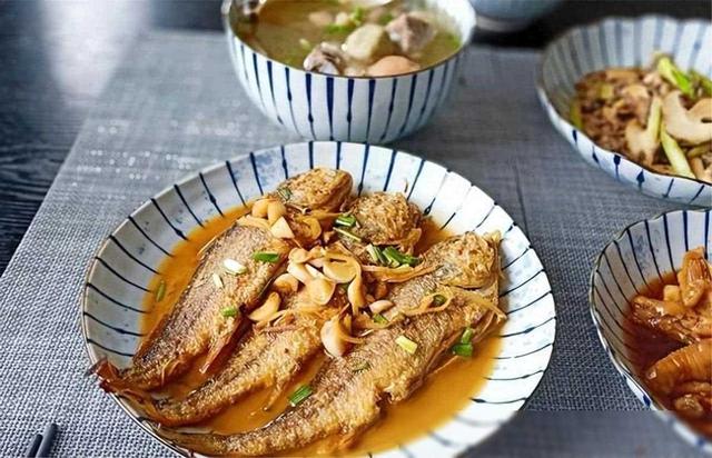 公公照看儿媳不避嫌，故意盯着儿媳哺乳谁不是掀起衣服喂奶？