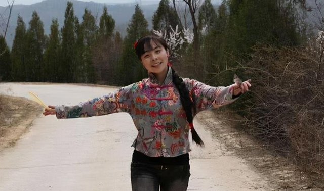 “草根歌手”王二妮和李飞结婚9年，她初心不改，他却像换了个人